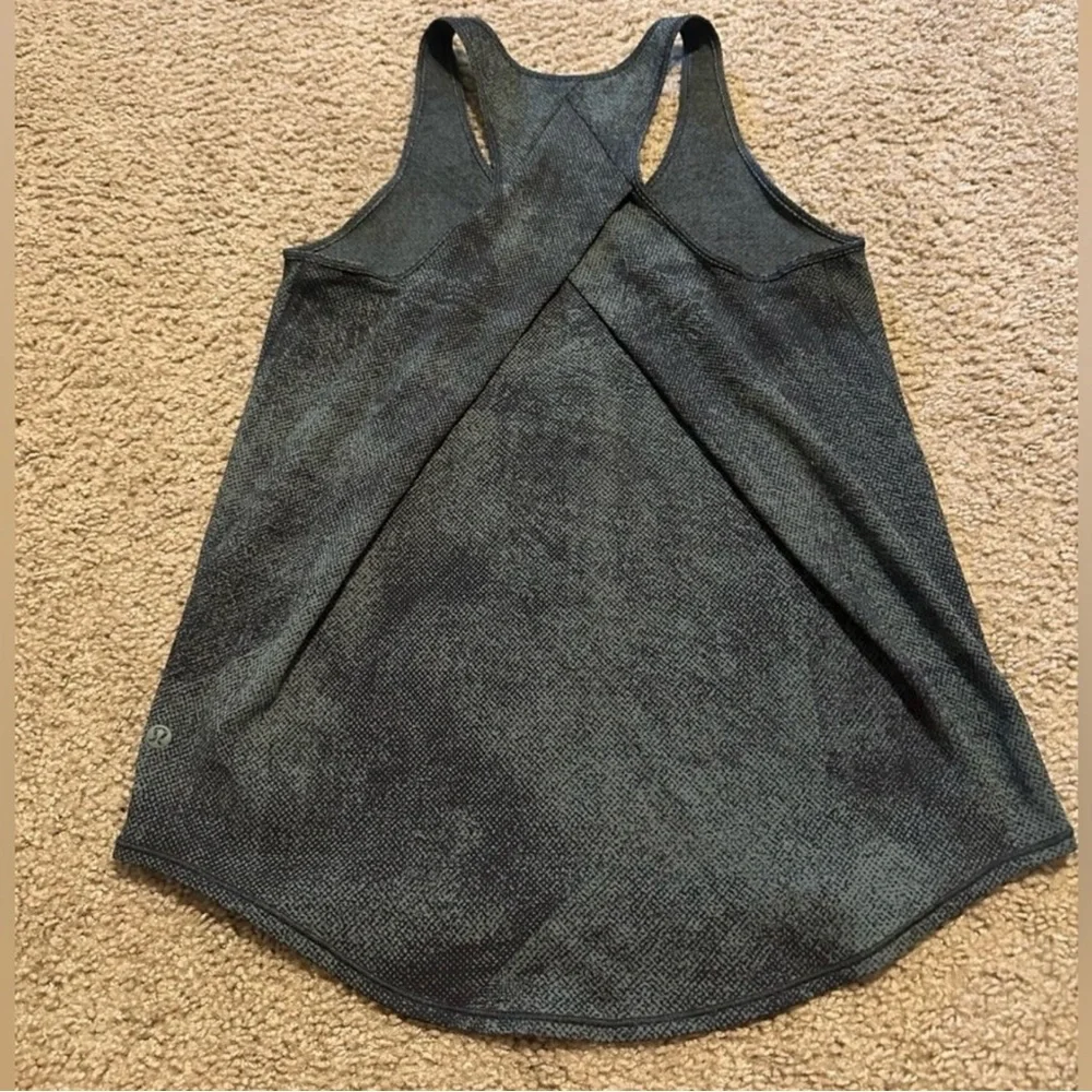 Like New Lululemon Essentials Pleated Tank Top Size 8 - Picture 5 of 6